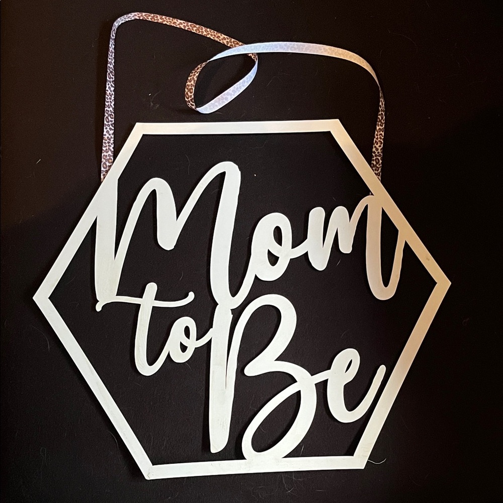 White 'Mom to Be' Hanging Sign